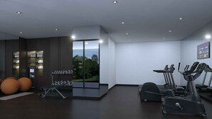 Een moderne sportschool met trainingsapparatuur, een spiegelwand en uitzicht op het buiten.