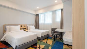 Minibar, caja de seguridad en la habitación y escritorio