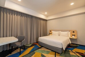 Minibar, in-room safe, desk, laptop workspace - Holiday Inn Express & Suites Banjarmasin by IHG (Banjarmasin)