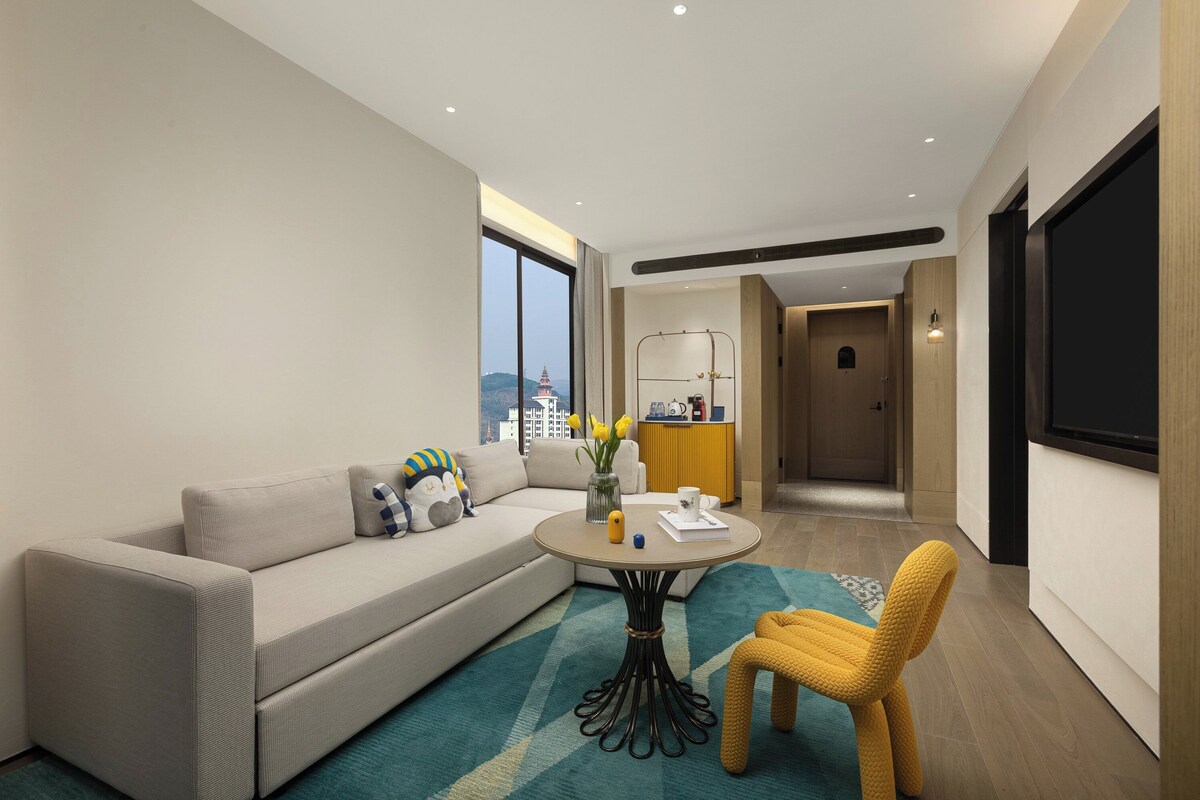 Business Suite, 1 Bedroom, Balcony (Golden Pagoda View)
