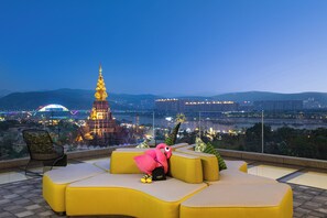 Bar (on property) - voco Xishuangbanna Gaozhuang by IHG (Xishuangbanna Dai)