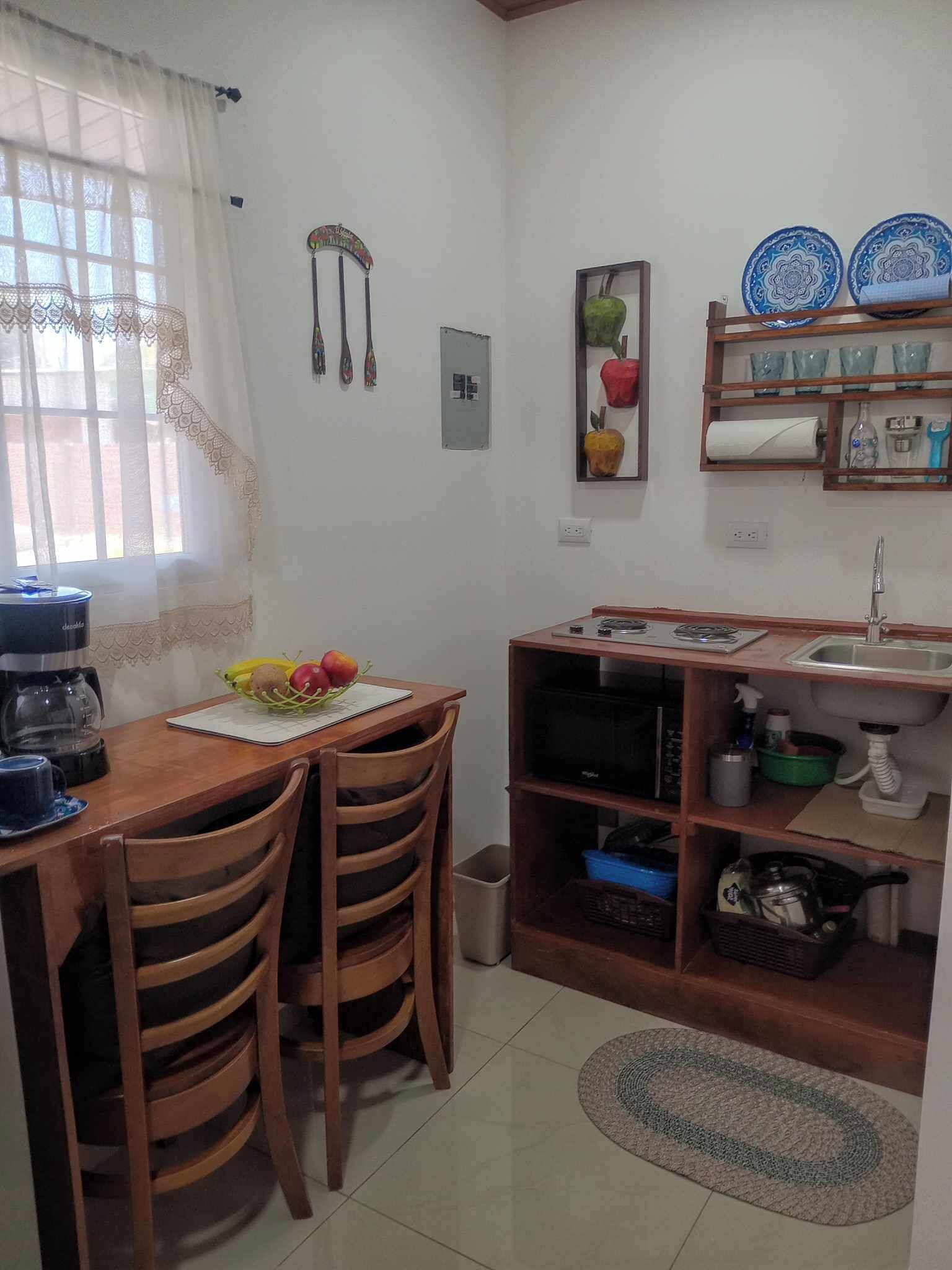 Frigorífico, microondas, cafetera o tetera y utensilios de cocina