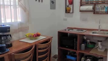 Frigorífico, microondas, cafetera o tetera y utensilios de cocina