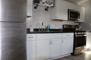 Réfrigérateur, four à micro-ondes, un four, surface de cuisson