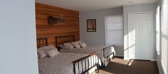 Fishermen and large groups will love this spacious building! Plenty of parking!