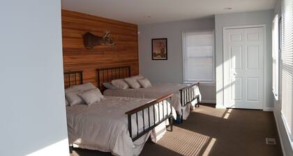 Fishermen and large groups will love this spacious building! Plenty of parking!