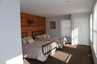 Fishermen and large groups will love this spacious building! Plenty of parking!