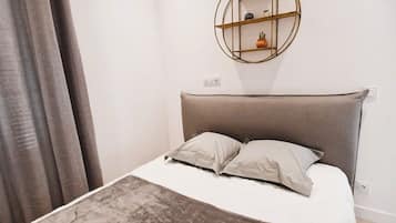 2 bedrooms, desk, iron/ironing board, WiFi