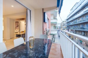 Outdoor dining - Benidorm Beach Luxury Apartment (Benidorm)