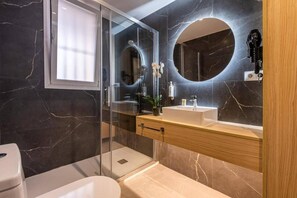 Apartment | Bathroom | Shower, towels