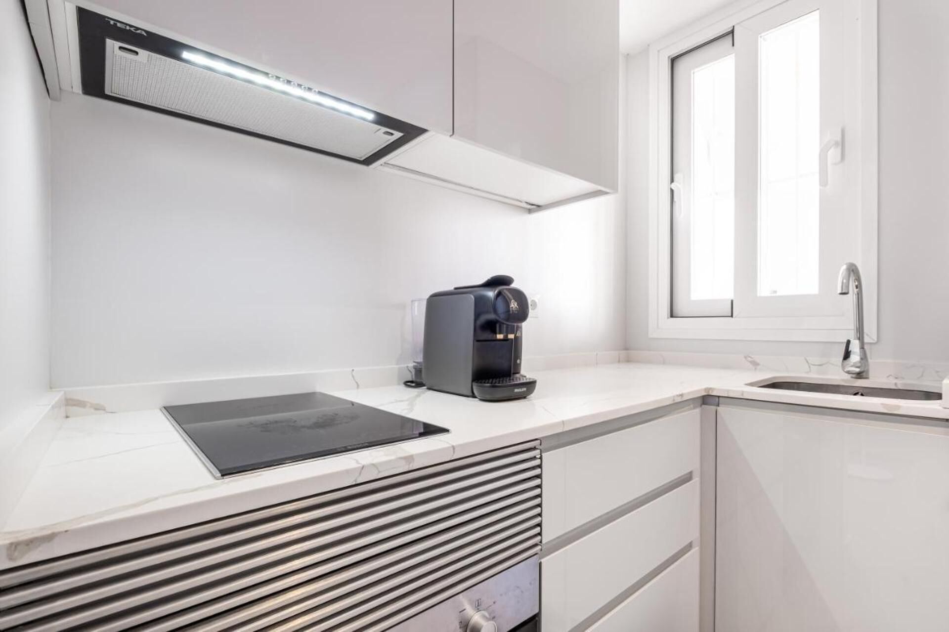 Apartamento | Cocina privada | Frigorífico, microondas, horno y placa de cocina