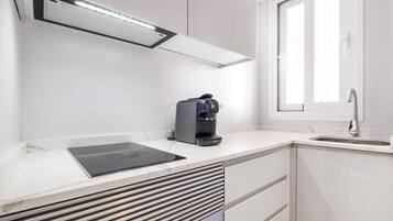 Apartamento | Cocina privada | Frigorífico, microondas, horno y placa de cocina