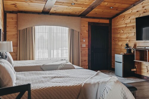 Golf, Outdoor Bar, Restaurant - The Cozy Cabin