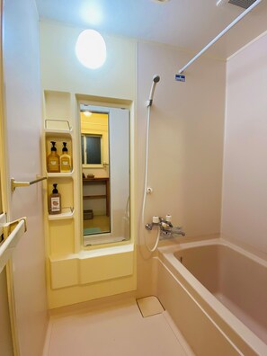 Secadora de cabello, toallas, jabón, papel de baño 