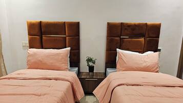 3 habitaciones, tabla de planchar con plancha, wifi y ropa de cama