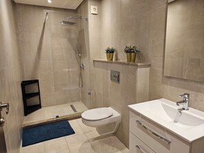 Hårføner, bidé, håndklær og såpe