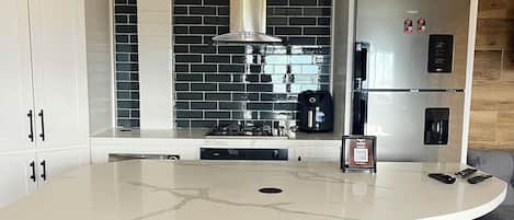 Een koelkast, een magnetron, een oven, een kookplaat