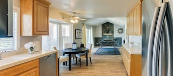 CHARMING 3 BEDROOM LAKE FRONT HOUSE WITH FAST WIFI IN DISCOVERY BAY
