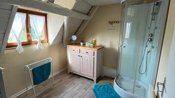 Dusj, hårføner, håndklær og toalettpapir