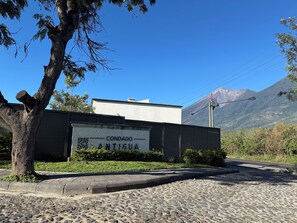 Property grounds - Charming 3-bedroom colonial house with WiFi, fitness room in lovely Ciudad Vieja (Ciudad Vieja)