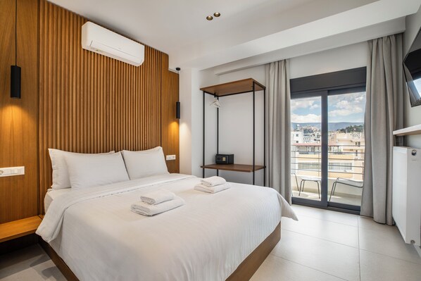 高级套房, 阳台, 城市景观 | 客房内保险箱、办公桌、笔记本电脑工作区、遮光窗帘