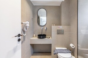 Deluxe-studiosuite - balkon - byudsigt | Badeværelse | Bruser, hårtørrer, håndklæder, Sæbe