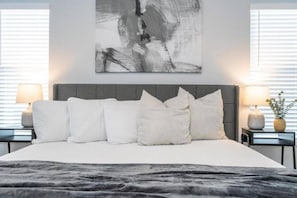 5 slaapkamers, een strijkplank/strijkijzer, reisbedje, wifi