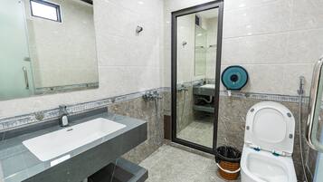 Regadera, amenidades de baño gratuitas, secadora de cabello, jabón