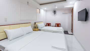 Habitación familiar | Artículos del minibar gratis y escritorio