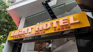 Vista frontal de la propiedad