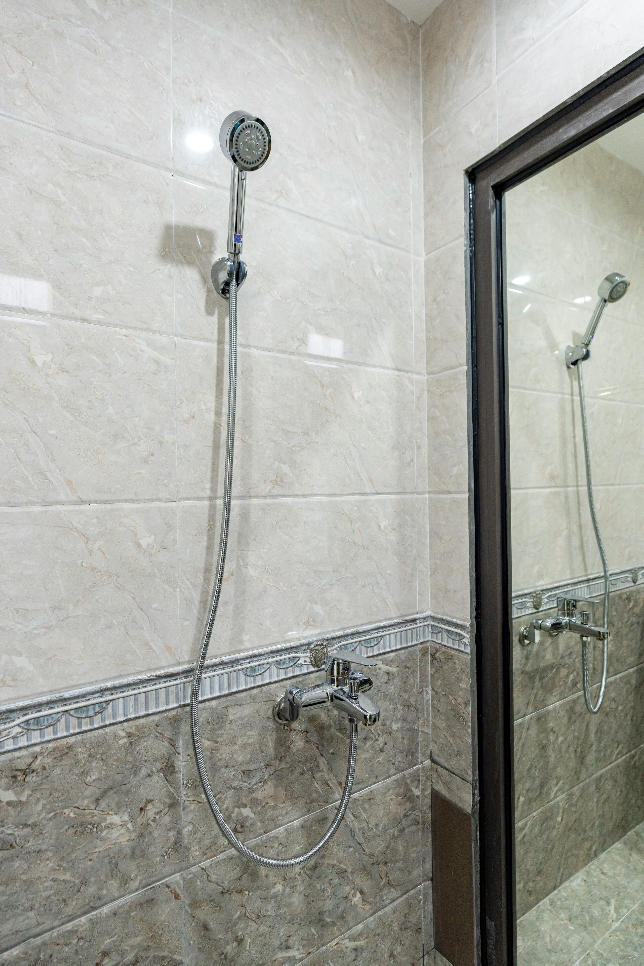 Chuveiro, chuveiro com efeito de chuva, produtos de toalete grátis 