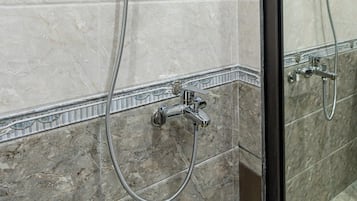 Chuveiro, chuveiro com efeito de chuva, produtos de toalete grátis
