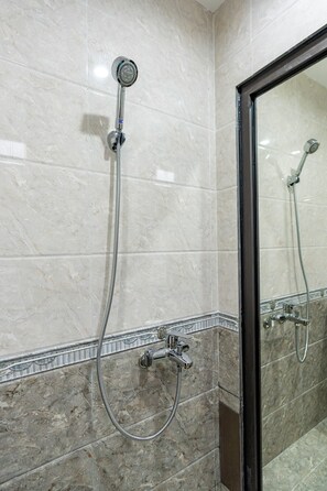 Douche, douche à « effet pluie », articles de toilette gratuits
