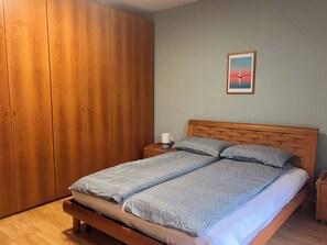 3 habitaciones, tabla de planchar con plancha, wifi y ropa de cama 