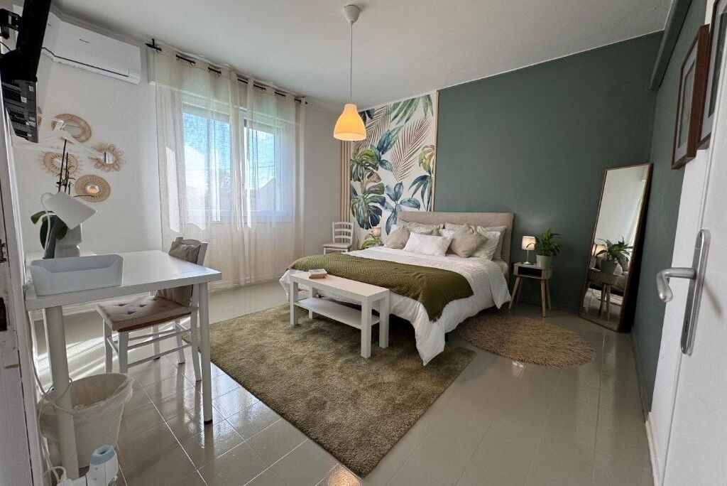 2 sovrum, skrivbord, resesäng och wi-fi