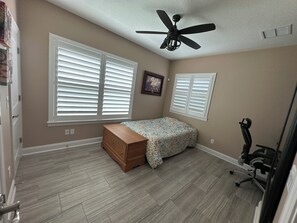 4 bedrooms, iron/ironing board, WiFi, bed sheets