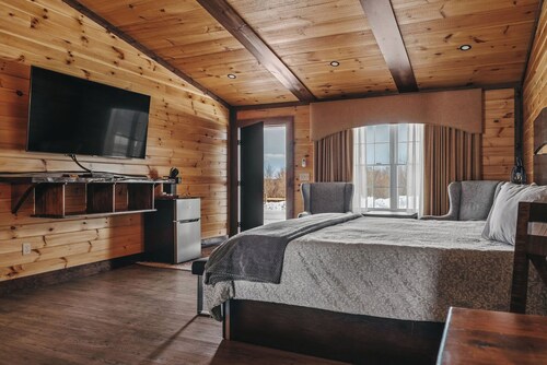 Golf, Outdoor Bar, Restaurant - The Forest Haven