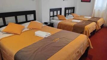 Laptopgeeigneter Arbeitsplatz, kostenloses WLAN, Bettwäsche