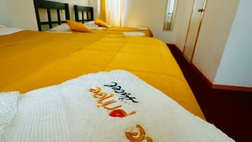 Habitación cuádruple clásica | Espacio para trabajar con laptop, wifi gratis y ropa de cama