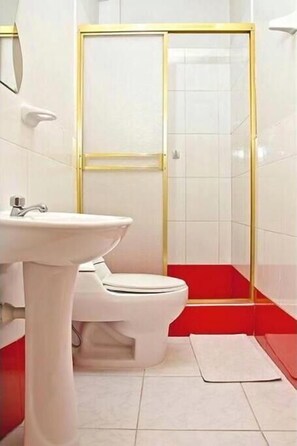 Ducha, secador de pelo, toallas, jabón