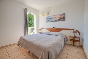 3 bedrooms, iron/ironing board, free WiFi, bed sheets - Villas Maristella, Ninu, ideal for families, 2 steps from the beach! (Aregno)