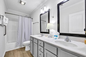 Maison, plusieurs lits (The Claddagh Cottage) | Salle de bain | Savon, papier toilette