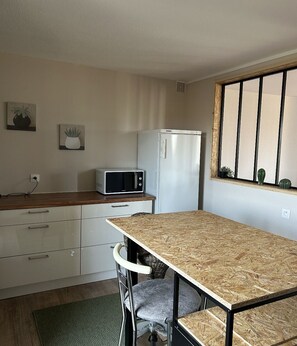 Dining - Charming, quiet house (Saint-Eusèbe)