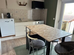 Een microgolfoven, een oven, een kookplaat, een vaatwasser
