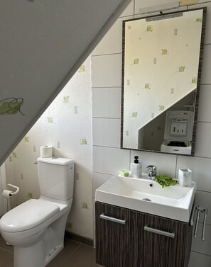 Shower, hair dryer, towels, soap - Charming, quiet house (Saint-Eusèbe)