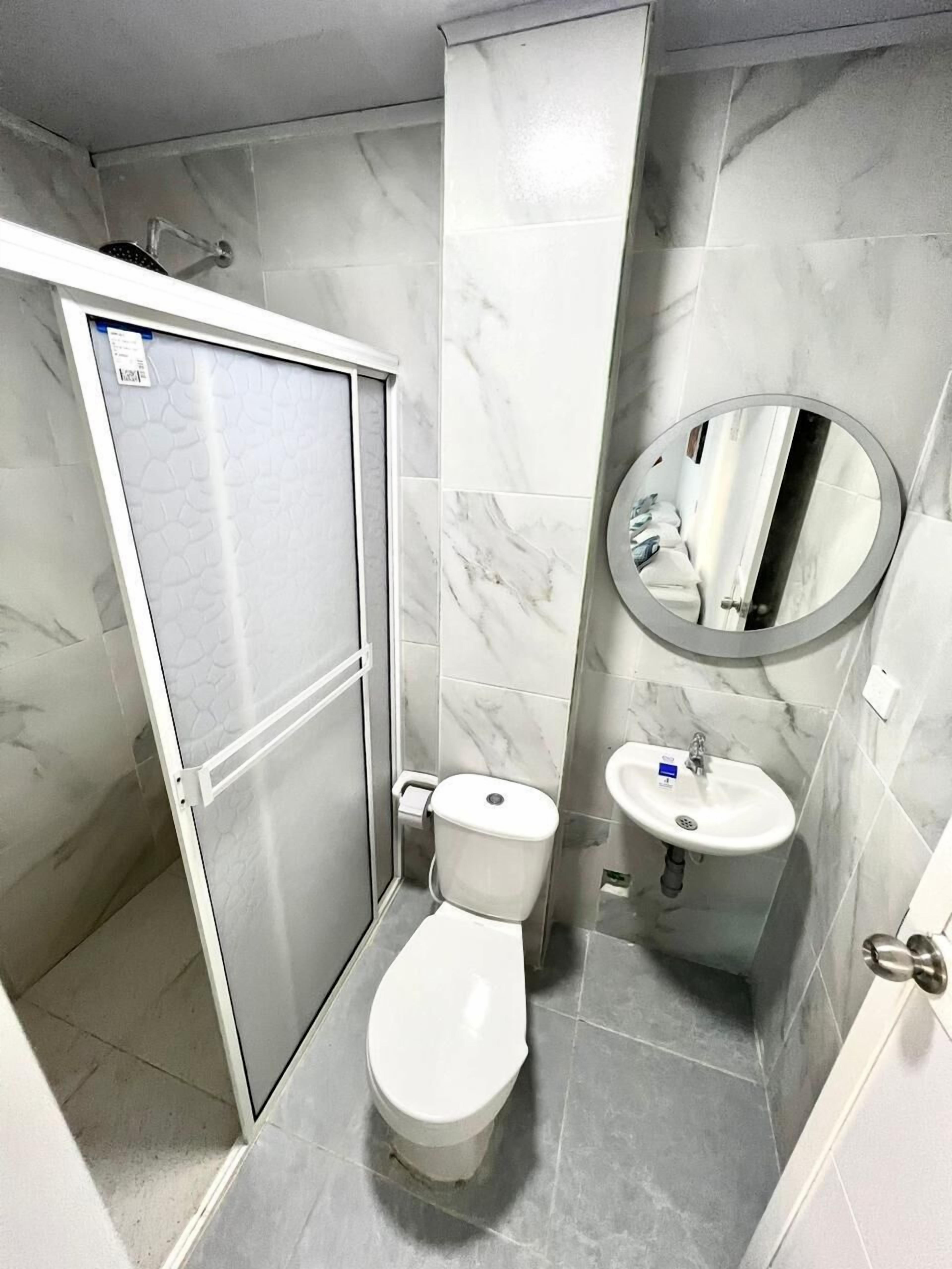 高级开间 | 浴室 | 淋浴设施、毛巾、肥皂、卫生纸