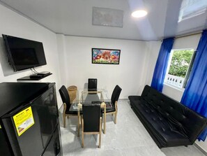 ファミリー スタジオ | リビング エリア | 32 インチの薄型テレビ (ケーブル放送視聴可)