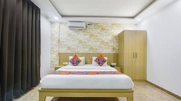 5 bedrooms, Egyptian cotton sheets, premium bedding, desk