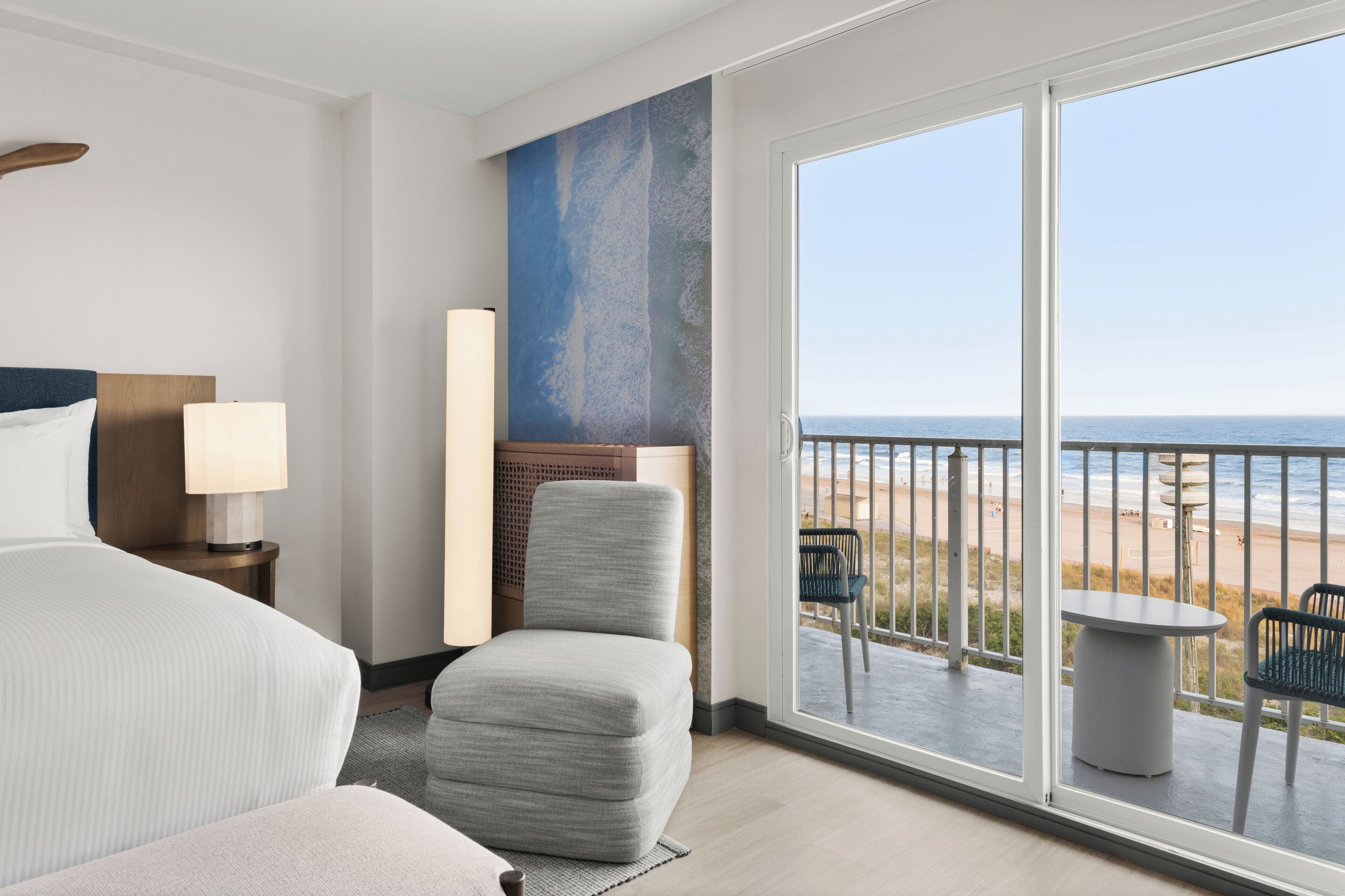 Minibaari, tallelokero huoneessa, työpöytä, pimennysverhot