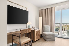 1 kamar tidur, minibar, brankas, dan meja kerja